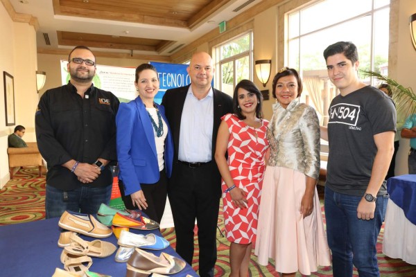 Carlos Urmeneta, Larissa Espinal, Jerry Goawin, Pili Luna, Maribel Lieberman y Daniel Galeano (Fotos Hector Hernández)