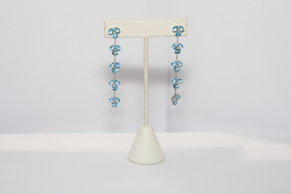 Aretes de oro blanco de 14 kilates con amatistas by D'Santos Joyeros