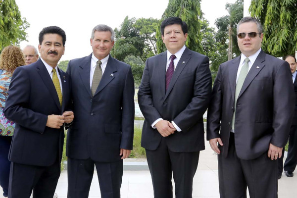 Homenaje a Napoleón J. Larach