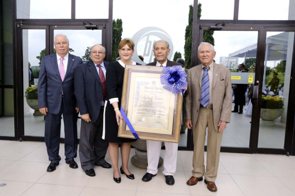 Homenaje a Napoleón J. Larach