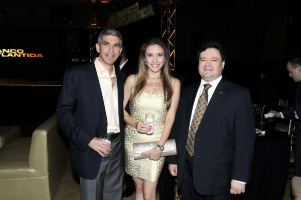 Ricardo y Karina Jaar con Guillermo Bueso.