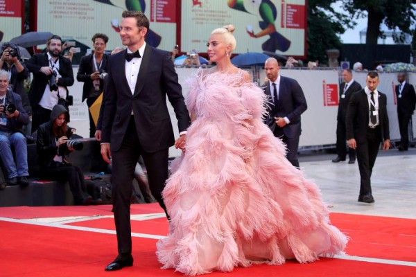 Pero en las entrevistas que ha hecho afirma que Gaga lo hizo sentir tan cómodo que se le olvido por completo los nervios y tuvo coraje para mantener una buena charla con la estadounidense.
