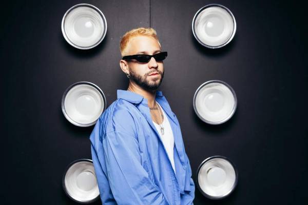 El reconocido cantante Mora se presentará en Tegucigalpa como parte de su gira “Lo Mismo De La Otra Vez By Mora”, haciendo su debut oficial en Honduras. Muchos fanáticos esperaban con ansias la visita del puertorriqueño, quien anteriormente había cancelado un concierto en el país. Si no lo conoces, aquí te dejamos datos que debes conocer sobre él.