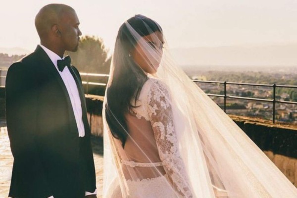 Para conmemorar el aniversario de la dulce pareja Mr. & Mrs. West, Kim publicó estas fotos en su cuenta de instagram.