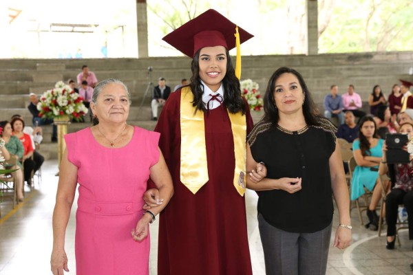 Entrega de títulos de Mayan School I parte