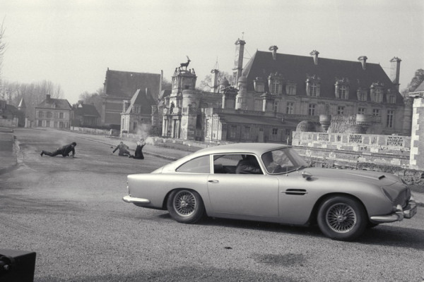 ¿Qué hay detrás de los Aston Martins de James Bond?