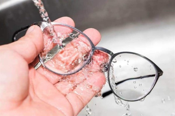Para ello debes cortar un trozo de jabón y frotar suavemente con la parte que estaba por dentro del jabón, sobre la zona interior de tus lentes. Posteriormente frota con tus dedos de forma suave para evitar dañar los lentes y limpia con el pañuelo que usas frecuentemente para limpiar tus lentes.<br/>