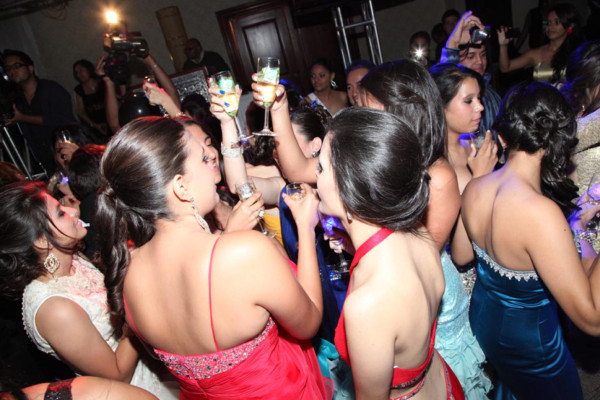 Seniors de la Mayan School se graduan