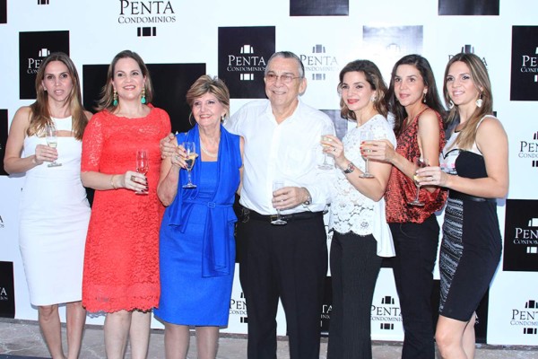 Carmen Racciatti, Ana Crespo, Héctor y Magdalena Barletta con Karla Ayala, Angelina Muniante, Alejandra y Erick Pitsikalis.