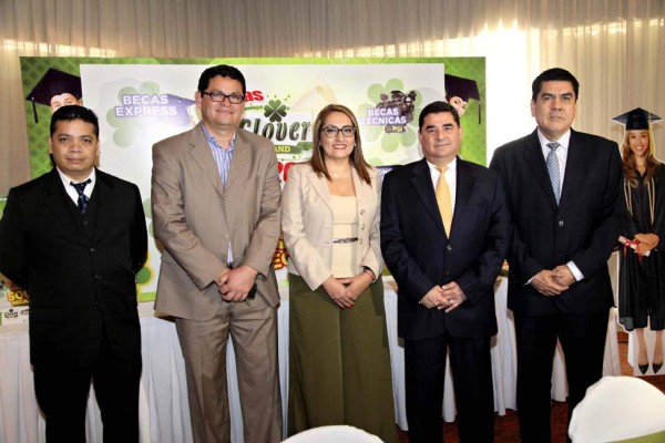José Francisco Mejía, Sonia Mejía, Juan Carlos Argumedo y Luis Benítez, ejecutivos de Grupo Jaremar junto al señor Secretario de Educación, Marlon Escoto anunciaron las becas Clover Brand 2015