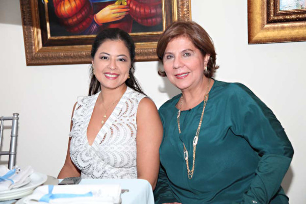 Fiesta azul para Mireya Rock