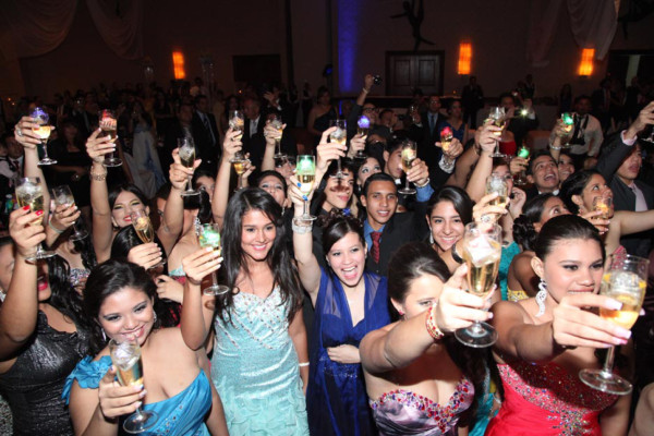 Seniors de la Mayan School se graduan