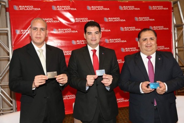 Cristopher Duque, Carlos Girón, David Hernández ejecutivos de Banco Atlántida durante la presentación (Foto Hector Hernández)