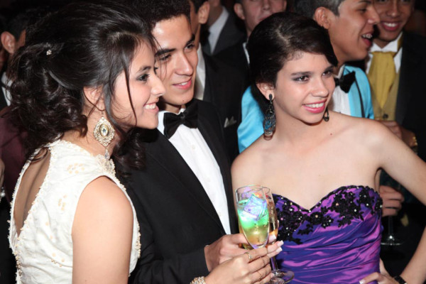 Seniors de la Mayan School se graduan