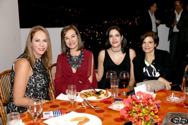 Brindis por graduación de Anisabella Sikaffy y Sofía Mata   