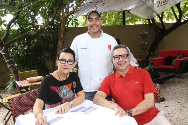 Mandy Bermúdez, junto a los chefs Jose Luis Escalante y Erich Bondy