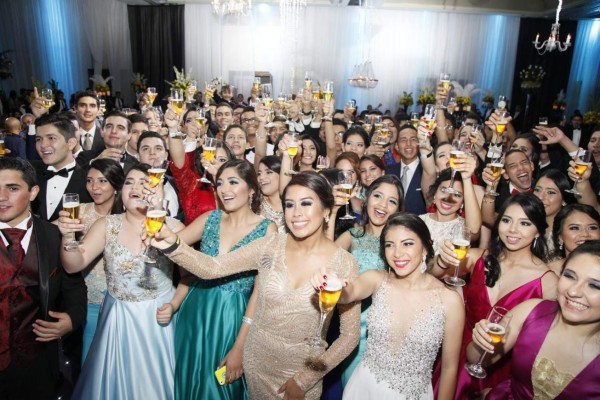 Al estilo de 'Cirque du Soleil', celebran su prom los seniors de la Estancia School