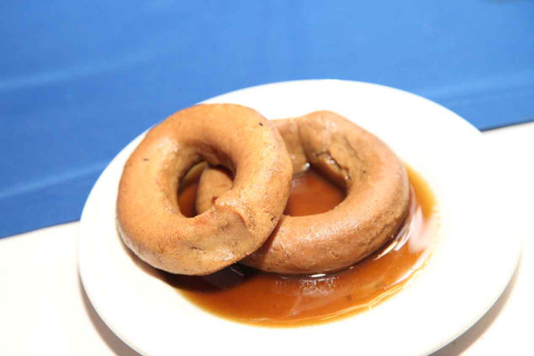 Rosquillas en miel, un postre hondureño infaltable en el menu centroamericano que ofrece el Hotel Honduras Maya (foto: Héctor Hernández)