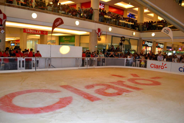 La pista de hielo real para patinar en Navidad