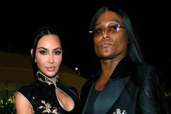 Kim Kardashian con vestido vintage de Yves Saint Laurent, estilizada por Law Roach