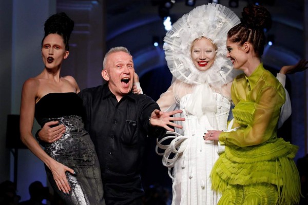 La pasarela Otoño Invierno 2016-17 de Jean Paul Gaultier estuvo enmarcada en un escenario fashionista muy natural.