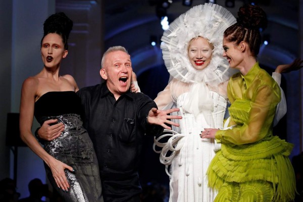 La pasarela Otoño Invierno 2016-17 de Jean Paul Gaultier estuvo enmarcada en un escenario fashionista muy natural.