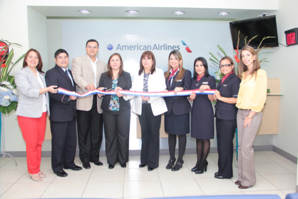 Claudia Funez, Darlan Sánchez, Darío Meléndez, gerente del Holiday Express, Silvia Arias, gerente regional de ventas de American Airlines; Silvia Fernández, gerente de ventas Honduras, Tania García, Estela García, Jackie Anariva y Paola Paz.