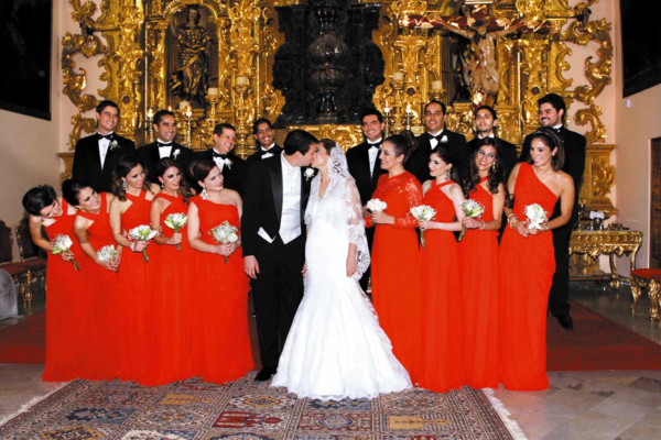 Los recién casados con Cristina Handal, Sofía Bográn, María Fernanda Rivera, Nadina Agurcia, Cynthia Pineda, Andrea Andonie, Andrea Moncada, Andrea Bendeck, Daniella Rezai, Obe López, José Pineda, Alejandro Tróchez, Roberto Cantero, Mariano Jiménez, Roberto Torres, Ferdinando Voto y Lempira López