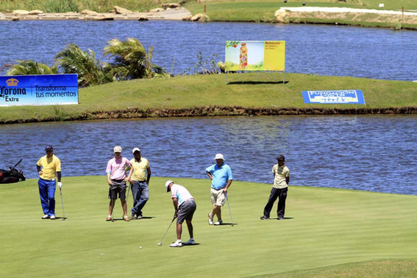 Torneo de golf en Roatán