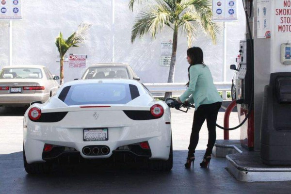 6 celebridades que manejan un Ferrari