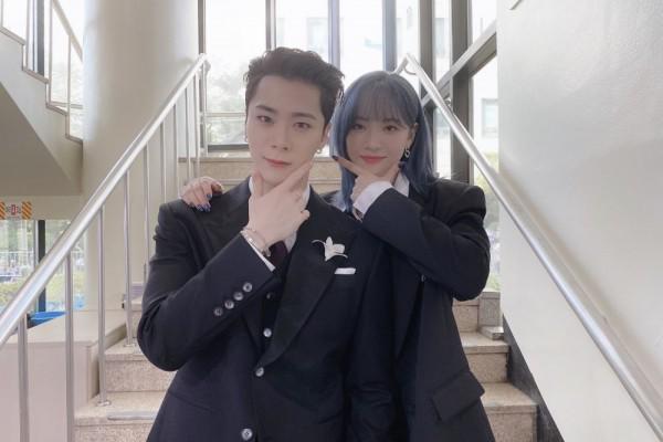 Su hermana, Moon Su A, también pertenece a un grupo llamado “Billlie”. Su A admiraba profundamente a su hermano, de hecho, ha comentado que gracias a él decidió ser cantante de K-Pop.