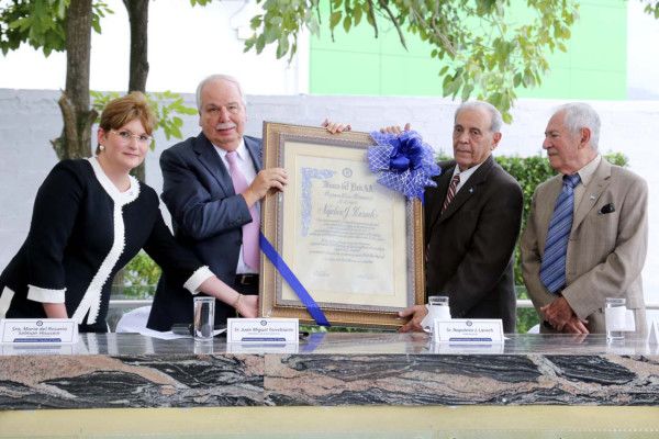 Homenaje a Napoleón J. Larach