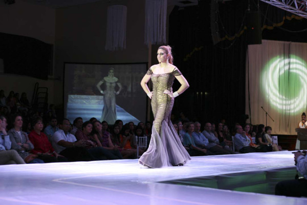 Desfile de modas de la EIS
