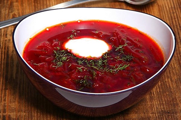 Lo que más consumen los rusos, son las sopas, debido a que es un país bastante frio. Una de las más típicas es “El Borsch”, la cual contiene, verduras, que incluye generalmente raíces de remolacha que le dan un color rojo intenso característico.