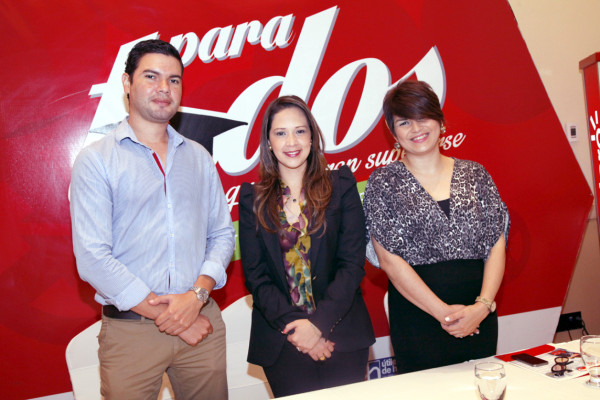 Mauricio Dávila y Pamela Coello de Claro junto a Rosa Montoya de Grupo Roble-Metromall anunciaron los ganadores de las Metrobecas