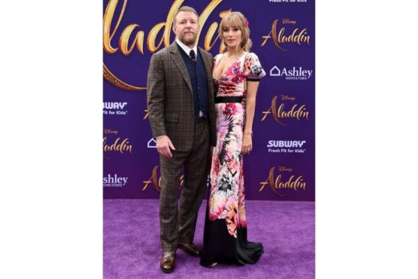 Guy Ritchie y Jacqui Ritchie, encargado de dirigir esta nueva versión de ‘Aladdín’ posando con su esposa.