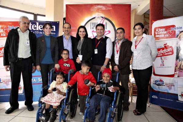 Ejecutivos de Espresso Americano y de Teletón, estuvieron presentes durante el anuncio oficial de la solidaria campaña