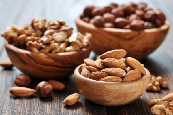 01. Almendras23 raciones 162 caloríasUna porción de 23 almendras resulta la merienda ideal ya que contiene fibra, vitamina E y grasas saludables. Estas nue­ces también contienen ácido alfa linolénico que te ayudará a quemar grasa.