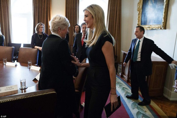 Ivanka asiste en la mesa redonda junto al primer ministro de Canadá