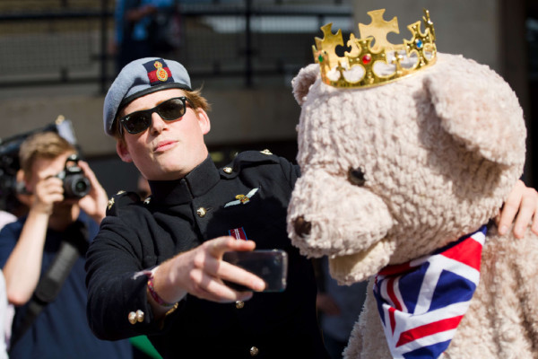 Doble del príncipe Harry arriba a Lindo wing