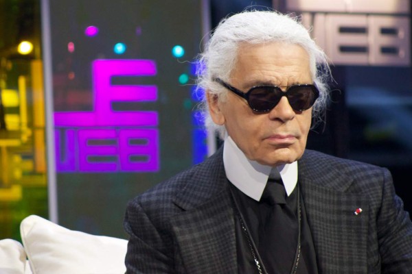 8. Amante de la moda y la tecnología, Karl confesó que poseía más de 300 ipads en su casa.