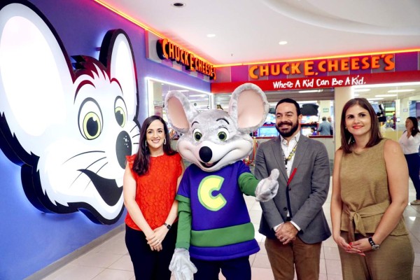 El restaurante Chuck E Cheese's un centro familiar de entretenimiento  