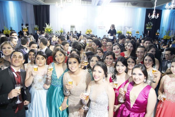 Al estilo de 'Cirque du Soleil', celebran su prom los seniors de la Estancia School