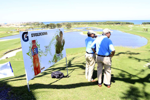 Torneo de golf en Roatán