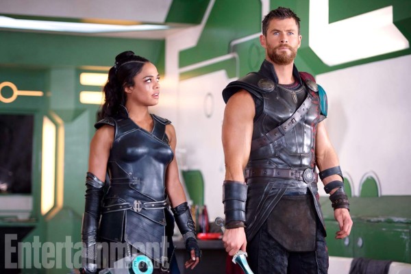 Tessa Thompson, es Valkyrie y Chris Hemsworth, es Thor.