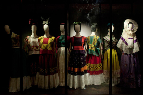 Inauguran exhibición ‘Las Apariencias Engañan: Los vestidos de Frida Kahlo’