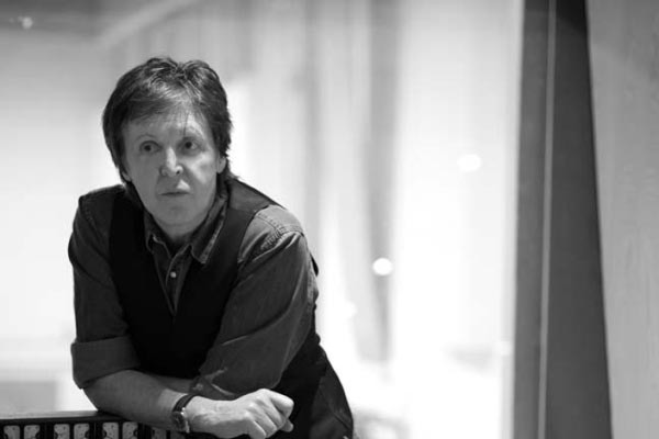 Paul McCartney se une a las estrellas en Queenie Eye