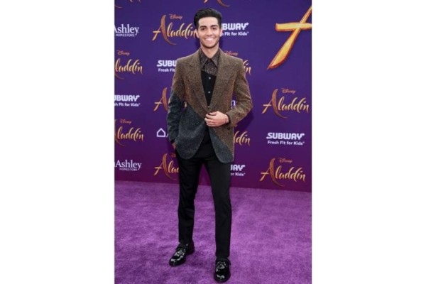 Mena Massoud, el primer Aladdín de Disney en carne y hueso llegó a la alfombra púrpura con un look muy elegante.