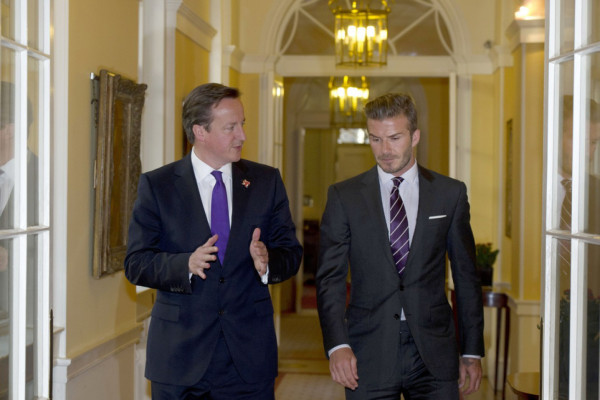 David y Victoria pasean a Harper por Londres