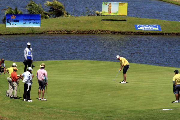 Torneo de golf en Roatán